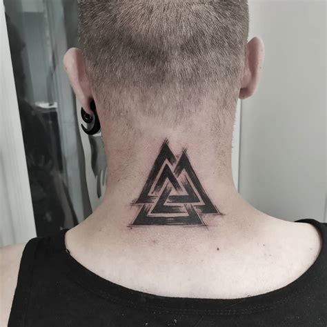 Significado del tatuaje de Valknut: tres triángulos。